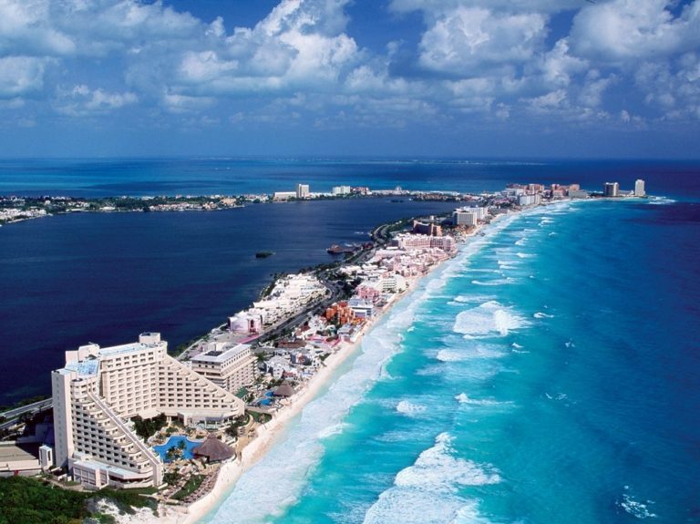 ¡Cancún reabre sus playas!