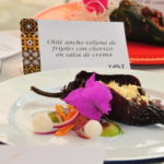 Chile ancho relleno de frijoles con chorizo en salsa de crema (2)