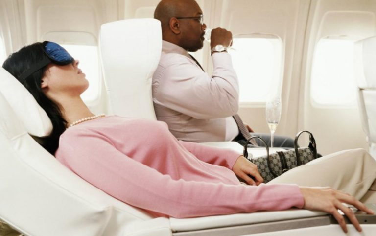 Dulces sueños en el aire: tips para dormir en el avión