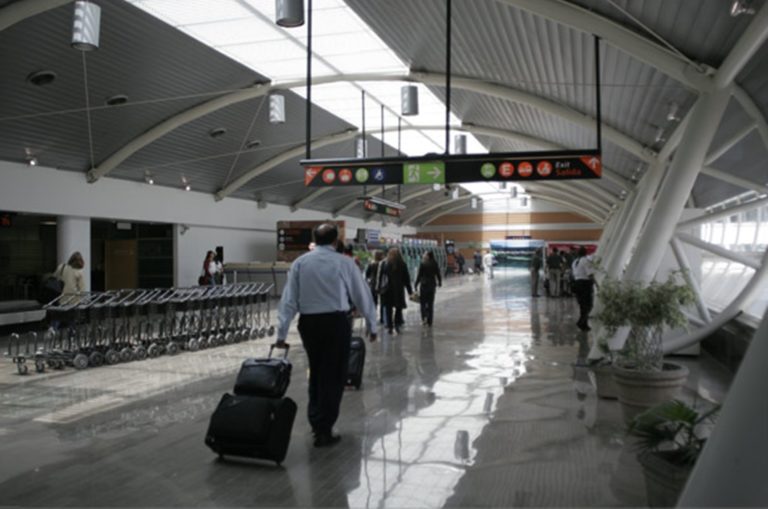 Cierran aeropuerto de Tijuana por adeudo en el predial