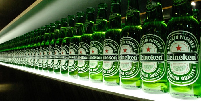 Heineken dona 4mdp para meseros mexicanos