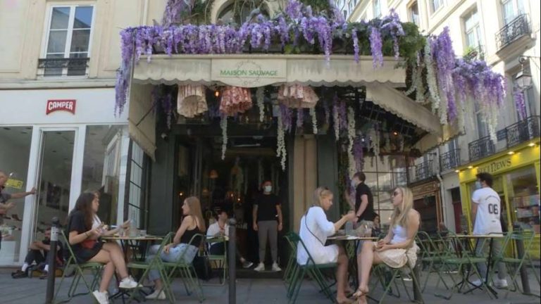 Regresa todo el romance a Paris: reabren los icónicos cafés