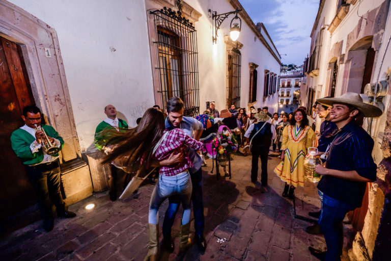 El mezcal, el burrito y la tambora: los indispensables en la Callejoneada en Zacatecas