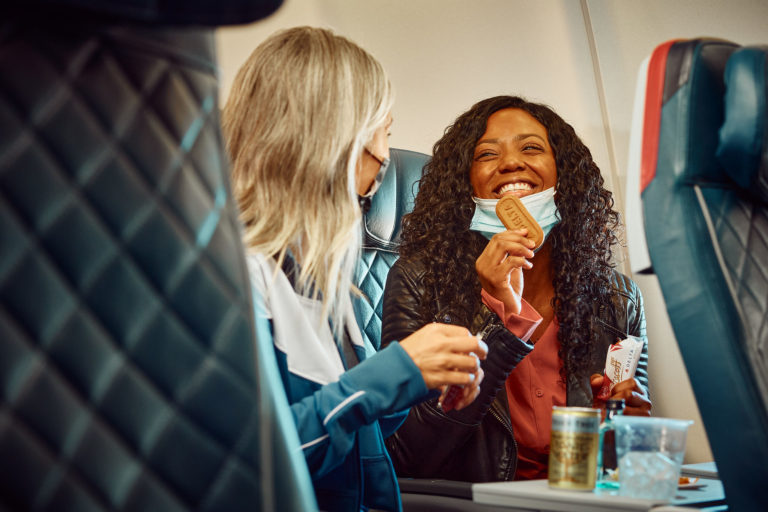 Disfruta – de nuevo- de bebidas y snacks a bordo de Delta
