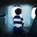 ninio viajando en avion