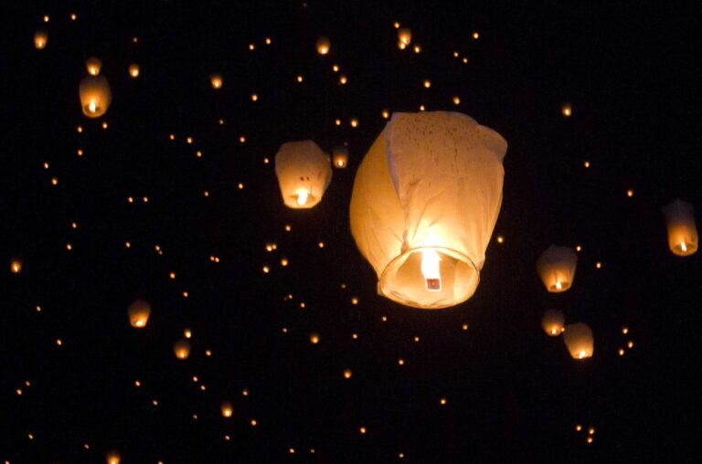 Disfruta del espectáculo de globos de Cantoya en el Monarca Fest